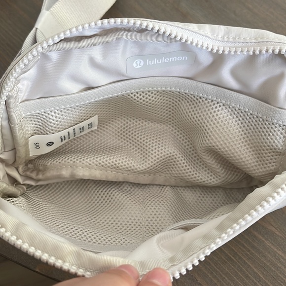 NWT everywhere lululemon belt bag in white opal - Picture 3 of 4
